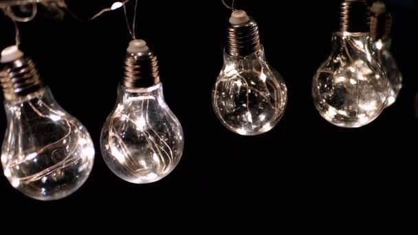 Glühende Vintage Edison Glühbirnen Hängen Der Decke Auf Schwarzem Hintergrund — Stockvideo