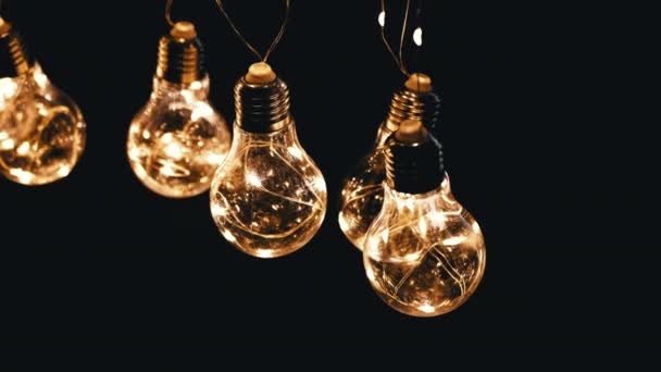 Viele Leuchtende Edison Glühbirnen Auf Schwarzem Hintergrund Ansicht Von Oben — Stockvideo