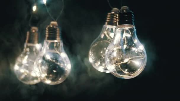 Visící Zářící Ročník Edison Žárovky Kouři Černém Pozadí Teplé Světlo — Stock video