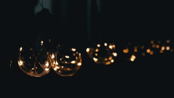 배경에 플리커링 빛나는 빈티지 에디슨 전구를 연속적으로요 크리스마스 빈티지 복고풍 — 비디오