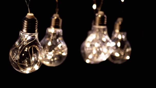 Beaucoup Pendaison Balançant Lumineux Vintage Edison Ampoules Sur Fond Noir — Video