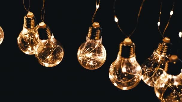 Beaucoup Suspendus Ampoules Vintage Edison Lumineux Sur Fond Noir Vue — Video