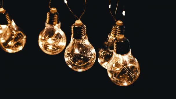Lotes Pendurado Brilhante Vintage Edison Lâmpadas Fundo Preto Vista Superior — Vídeo de Stock