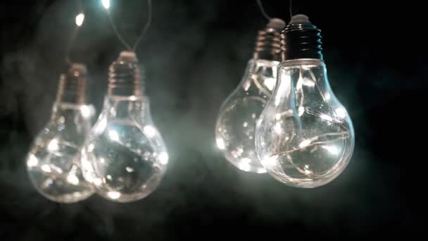 Opknoping Glow Vintage Edison Gloeilampen Rook Een Zwarte Achtergrond Warm Rechtenvrije Stockvideo's
