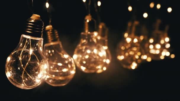 Висячі Світяться Вінтажні Лампочки Едісона Диму Чорному Тлі Тепле Світло — стокове відео