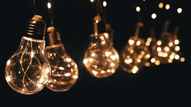 Висячие Светящиеся Винтажные Лампочки Эдисона Дыму Черном Фоне Теплый Свет — стоковое видео