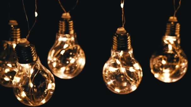 Massor Hängande Glödande Vintage Edison Glödlampor Svart Bakgrund Högst Upp — Stockvideo