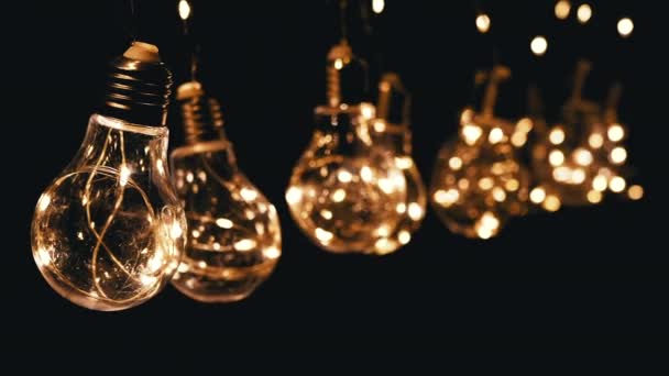 Montones Colgando Balanceo Brillante Vintage Edison Bombillas Luz Sobre Fondo — Vídeo de stock