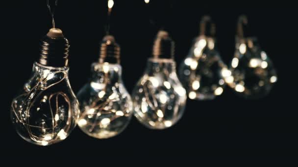 Birçok Sallanan Parlayan Vintage Edison Ampulleri Siyah Arkaplanda Ilık Işık — Stok video