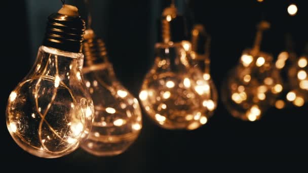 Opknoping Glow Vintage Edison Gloeilampen Rook Een Zwarte Achtergrond Warm — Stockvideo