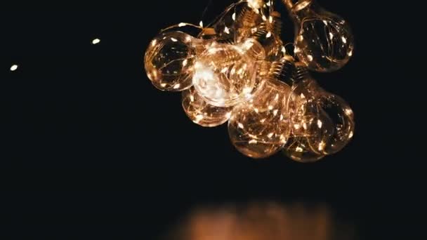 Ένα Μάτσο Λαμπερές Γιρλάντες Από Γυάλινες Λάμπες Φωτός Κίτρινο Φως — Αρχείο Βίντεο