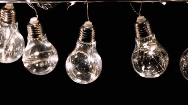 Žhnoucí Vintage Edison Žárovky Visící Stropě Černém Pozadí Řadě Teplé — Stock video