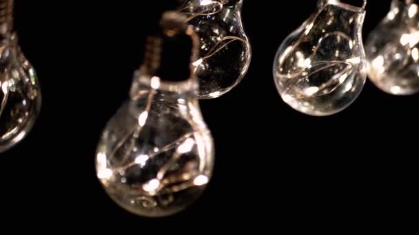 Glödande Vintage Edison Glödlampor Hängande Taket Svart Bakgrund Raken Varmt — Stockvideo