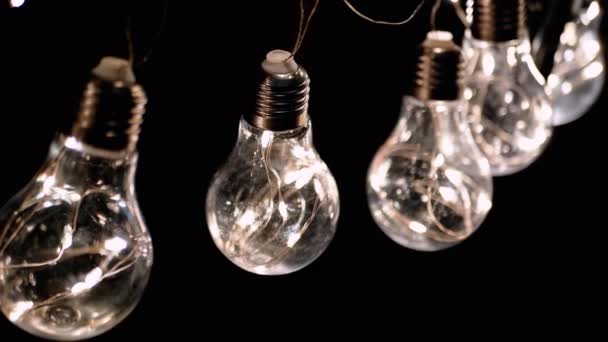 Lâmpadas Edison Vintage Brilhantes Penduradas Teto Fundo Preto Seguida Luz — Vídeo de Stock