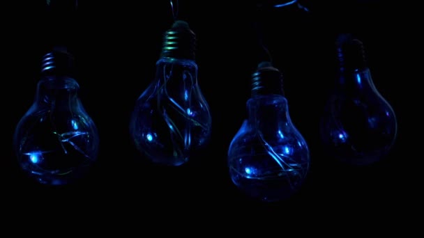 Spousta Visící Blikající Zářící Vintage Edison Žárovky Černém Pozadí Řadě — Stock video