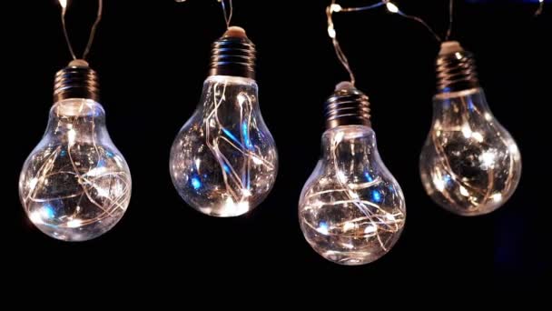 Lâmpadas Edison Vintage Brilhantes Penduradas Teto Fundo Preto Seguida Luz — Vídeo de Stock