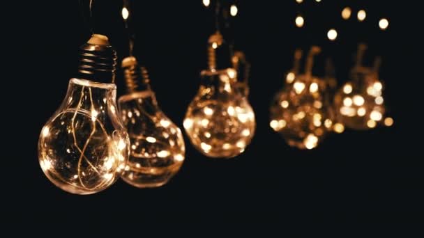 Viele Hängende Schwungvolle Glühbirnen Vintage Edison Auf Schwarzem Hintergrund Warmes — Stockvideo