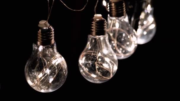 Bombillas Edison Vintage Brillantes Que Cuelgan Del Techo Sobre Fondo — Vídeos de Stock