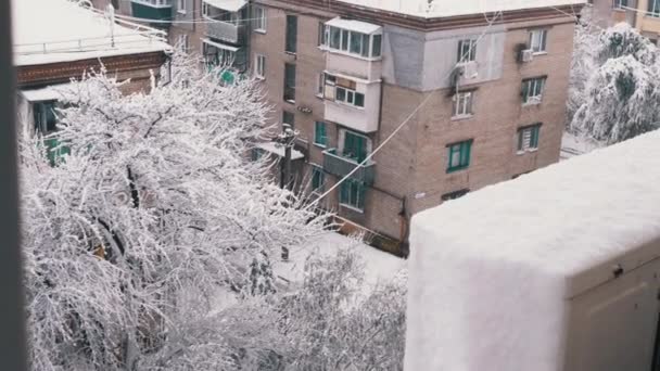 Výhled Okna Zimní Město Krajina Dvoře Starých Obytných Budov Horní — Stock video