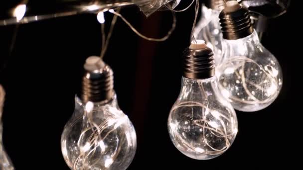 Parlak Vintage Edison Ampulleri Siyah Arkaplanda Tavanda Asılı Arka Arkaya — Stok video