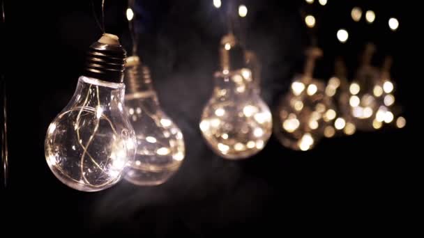 Wiszące Świecące Vintage Edison Żarówki Dymie Czarnym Tle Ciepłe Światło — Wideo stockowe