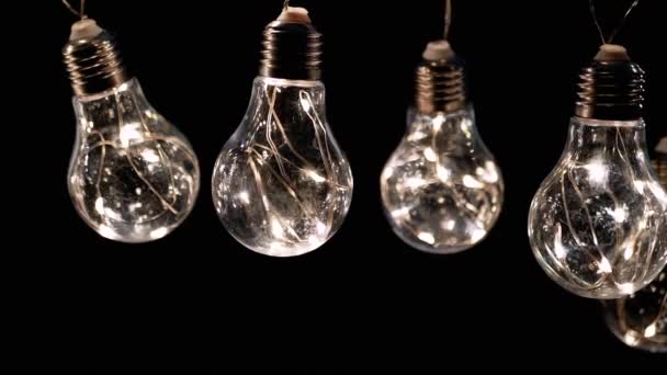 Glühende Vintage Edison Glühbirnen Hängen Der Decke Auf Schwarzem Hintergrund — Stockvideo