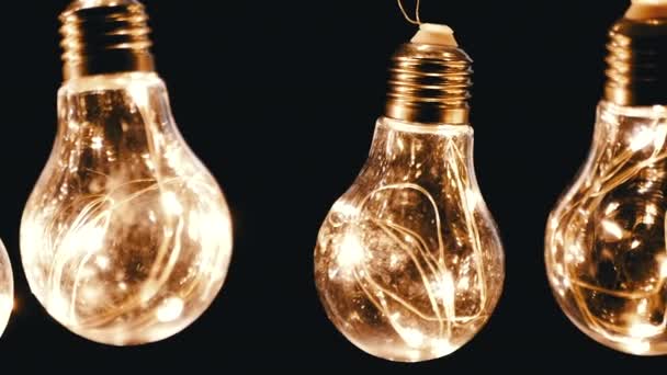 Viele Leuchtende Edison Glühbirnen Auf Schwarzem Hintergrund Warmes Licht Textur — Stockvideo