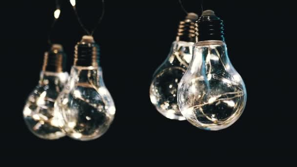 Quattro Lampadine Edison Vintage Incandescente Appese Uno Sfondo Nero Luce — Video Stock