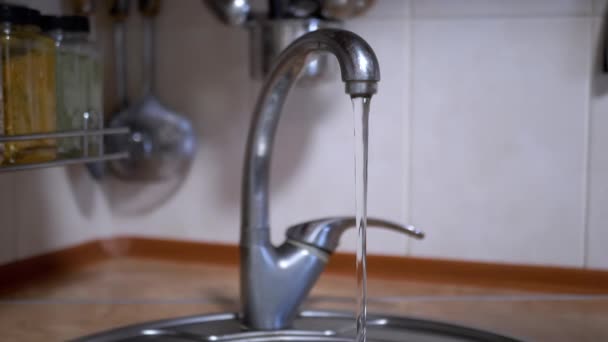 Close Fluxo Água Derrama Uma Torneira Água Fundo Cozinha Desfocado — Vídeo de Stock