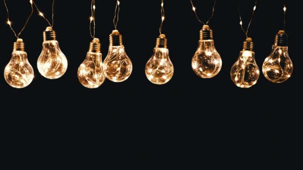 Veel Opknoping Gloeiende Vintage Edison Lampen Zwarte Achtergrond Warm Licht — Stockvideo