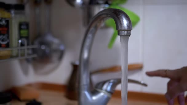 Ручной Выключатель Проточной Водой Кухне Размытом Фоне Закрывай Чистая Прозрачная — стоковое видео