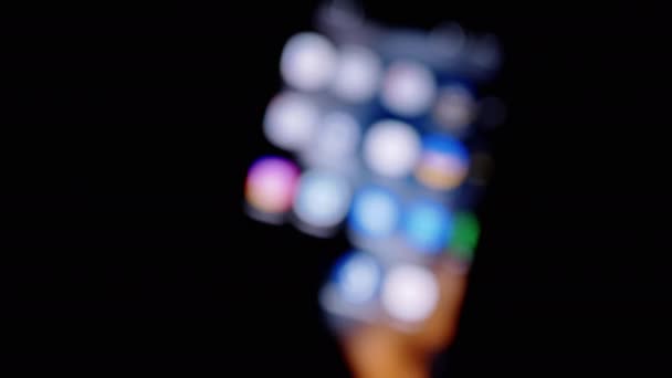 Person Κύλιση Μέσω Mobile Apps Μια Οθόνη Smartphone Νύχτα Θολή — Αρχείο Βίντεο