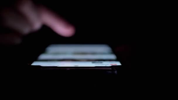 Female Fingers Scroll News Feed Social Networks Mobile Phone Θολή — Αρχείο Βίντεο