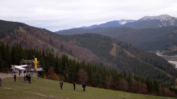 Polyanytsya Ukraina November 2023 Wisatawan Melihat Pegunungan Karpatia Musim Gugur — Stok Video