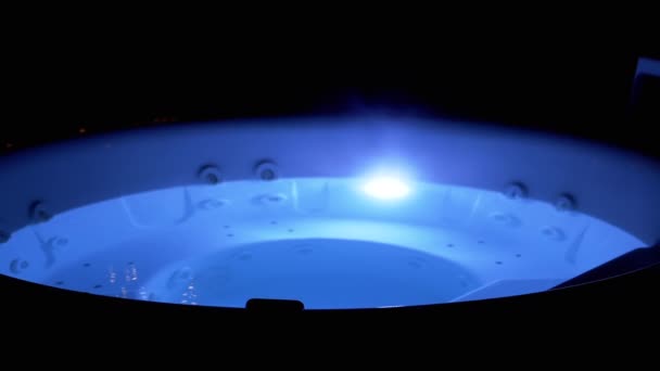Üres Luxury Outdoor Hot Tub Neon Lights Éjjel Hotel Spa — Stock videók