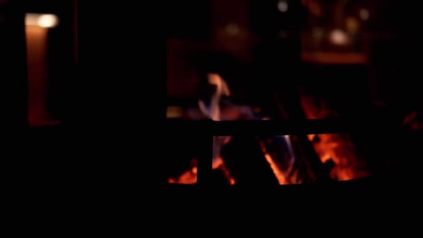 Llama Fuego Ardiente Una Chimenea Oscuridad Sobre Fondo Negro Interior — Vídeos de Stock