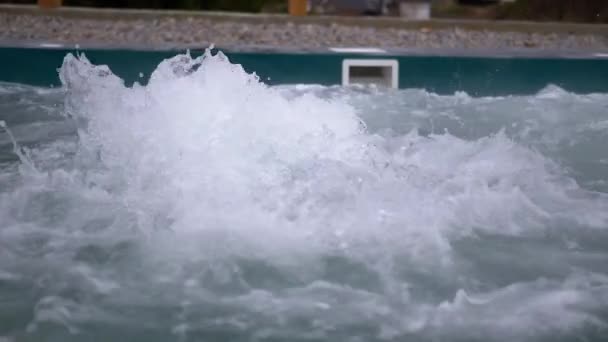 用热水从温泉室外喷出的空热管 温泉治疗 湍急的水流 一个喷满泡沫的喷泉 敞开着的水池 健康旅馆 — 图库视频影像