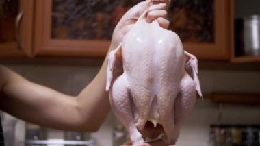 Yaklaş, Şef El Koyulmuş Çiğ Tavuk Cesetini Ev Mutfağında Tutuyor. Yırtılmış taze ızgara tavuk. Kanatlı ördek çerçevesi ve bagetler. Pembe diyet tavuk eti. Evde tavuk pişiriyorum..