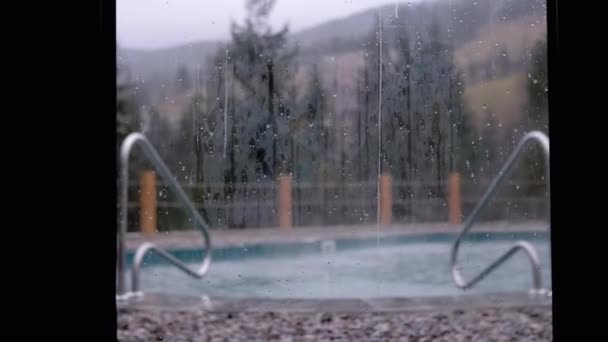Pohled Okna Luxusního Hotelu Prázdný Bazén Deštivém Počasí Skvrna Pohled — Stock video