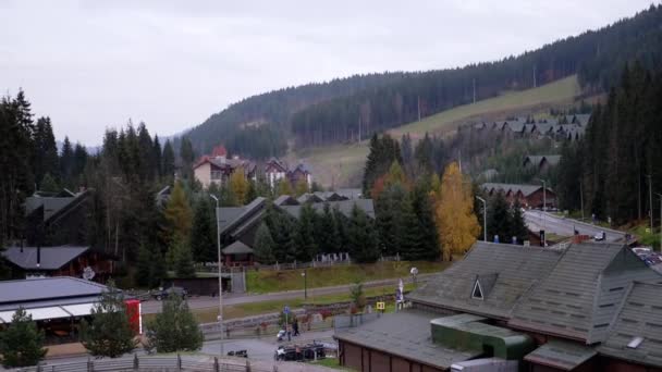 俯瞰喀尔巴阡山脉 酒店房屋出租 房屋的滑雪电梯运动 飞越滑雪基础设施 咖啡馆 在Bukovel度假地度假 大家好阴云 — 图库视频影像