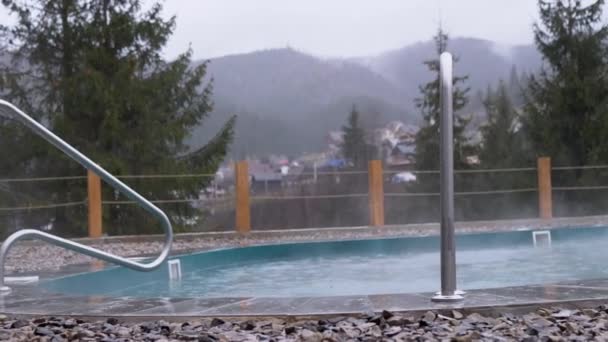 Empty Swimming Pool Backdrop Rain View Mountains Raindrops Falling Empty — Stock Video