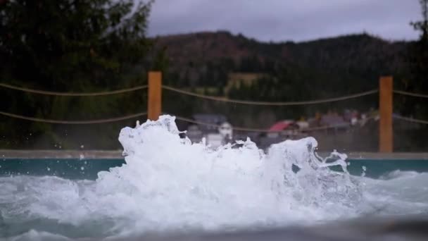 屋外の温泉から温水で沸騰する空のジャグジー 水のスプラッシュ 泡のある噴水 カルパティア山脈を望むホットタブ スイミングプール スパトリートメント ヘルス ホテル — ストック動画