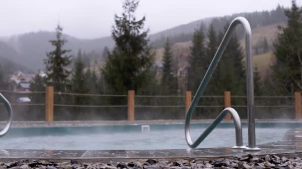 Empty Swimming Pool Backdrop Rain View Mountains Raindrops Falling Empty — Stock Video