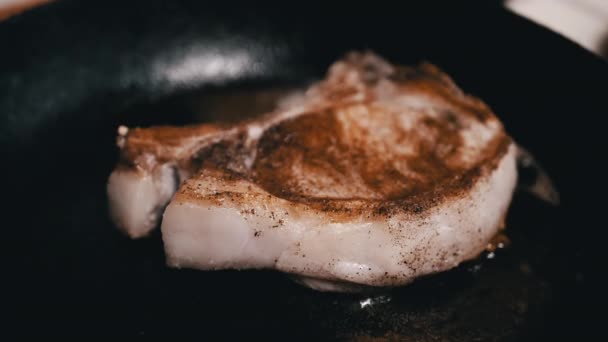 Close Pedaço Suculento Bife Porco Osso Uma Frigideira Com Óleo — Vídeo de Stock