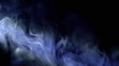 Kalın Mavi Duman Bulutları Boş Kara Arkaplan 'daki Neon Işıkları' nda ilerler. Yoğun siste Icy Blue Buharı Girdabı. Doku. Soyut. Dön. Bulanık hareket. Sigara içiyorum. - Sigara. Dalgalar.