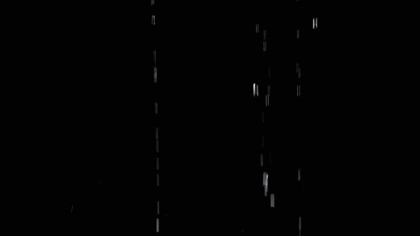 Прозорі Краплі Води Падають Дробленням Порожньому Чорному Тлі Розмитий Рух — стокове відео