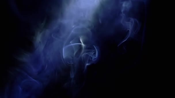 Tlusté Kudrlinky Ledově Modrého Kouře Stoupají Paprscích Neonového Světla Prázdném — Stock video