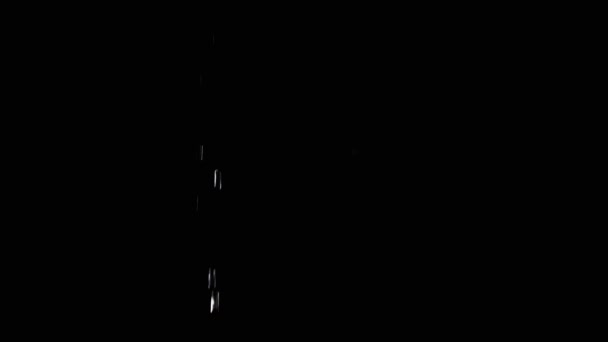 Прозорі Краплі Води Падають Дробленням Порожньому Чорному Тлі Вид Збоку — стокове відео