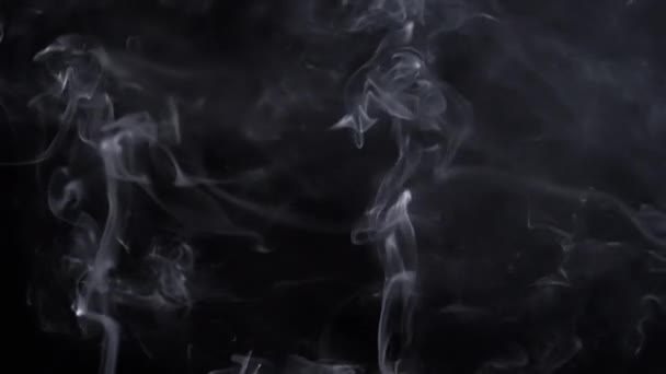 Dünne Weiße Rauchschwaden Steigen Auf Und Füllen Den Leeren Raum — Stockvideo