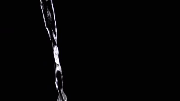 Flux Coulée Transparent Eau Propre Coulant Sur Fond Noir Isolé — Video